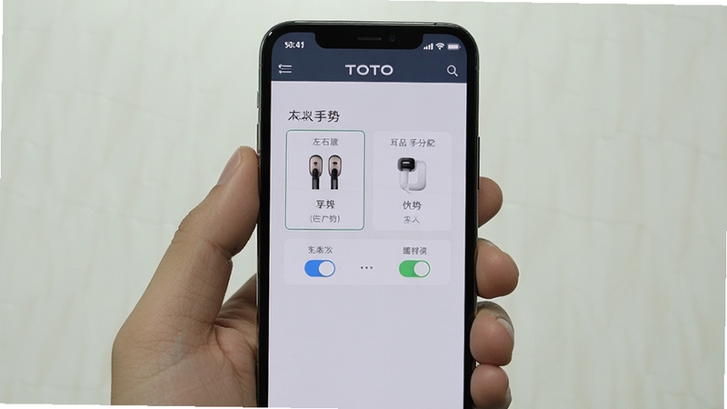 TOZO应用触控手势自定义设置界面,手机屏幕展示左右耳机手势分配选项与开关按钮,背景为浅灰色调,画面简洁直观,体现人性化设置功能
