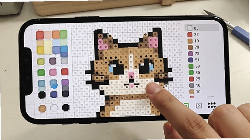 ��èƴ�����ػ��������棬�ֻ�����չʾ�������񻭲����û���ָ���ڵ���ɫ���ؿ飬��Ļ���е�ɫ�̺�ɫ���б�������Ϊ��Լ����̨��������ͣ�ͻ������רע��