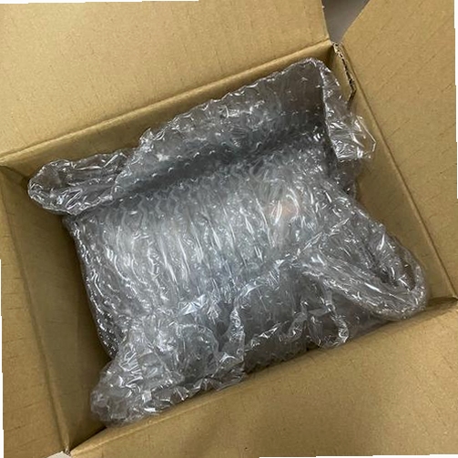 用户收到日淘酱包裹的开箱场景,展示商品完好与满意度