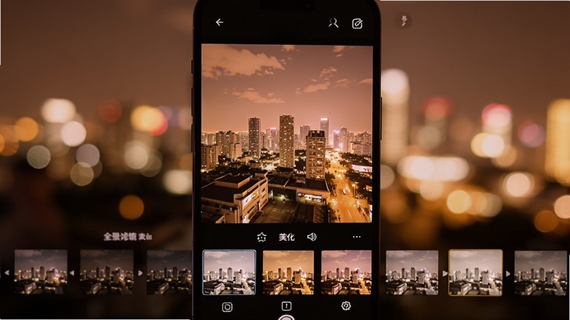 全景秀滤镜美化界面,画面展示手机屏幕中一张城市夜景全景图正在应用暖色调滤镜,屏幕下方排列着多个滤镜缩略图,背景为虚化的城市灯光,突出全景秀的一键美化能力