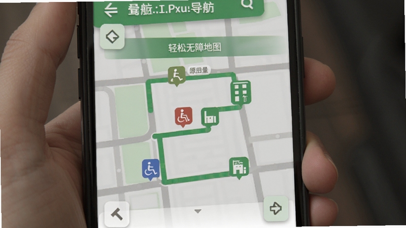 轻松无障碍地图导航界面,手机屏幕显示无障碍路线与设施图标,绿色与灰色为主色调,清晰简洁