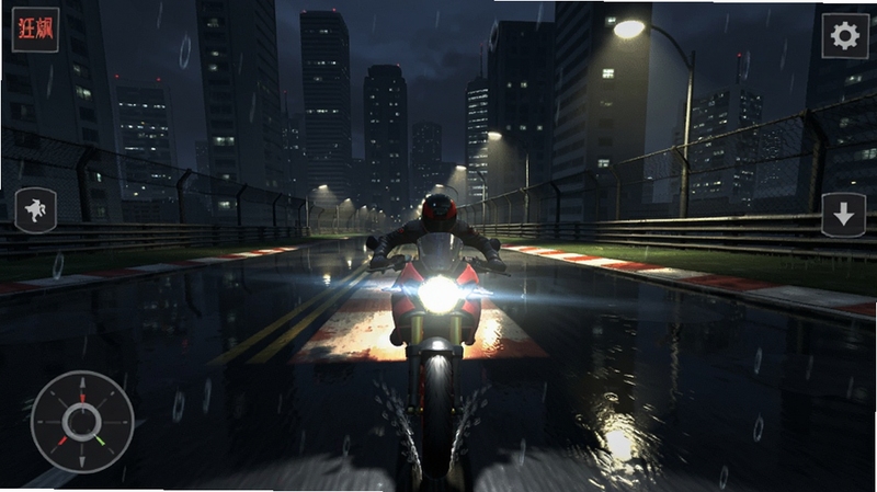 狂飙摩托驾驶游戏雨天夜晚城市赛道截图,摩托车前灯照亮湿滑路面,路面有积水反光,背景为高楼与路灯,雨滴效果清晰可见,整体氛围紧张刺激,适配Boogu模型生成