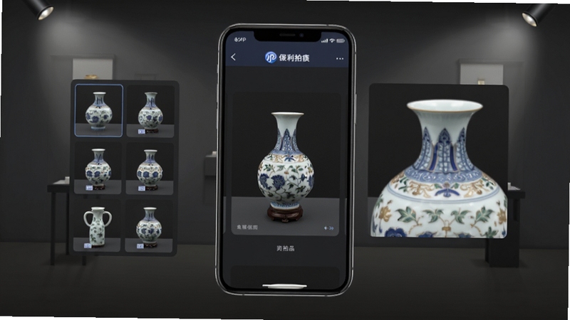 保利拍卖APP藏品高清细节展示界面,手机屏幕呈现一件精美瓷器拍品的多角度缩略图与放大细节,背景为深灰色专业展厅风格,画面主体位于中央,周围有柔和的聚光灯效果,适配Boogu模型生成