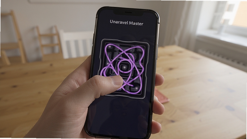 Unravel Master 移动端操作示意图,画面展示一只手拿手机,拇指正在屏幕上拖动一条紫色线条,屏幕内显示线条缠绕的谜题界面,背景为简洁的室内桌面环境,整体光线柔和自然