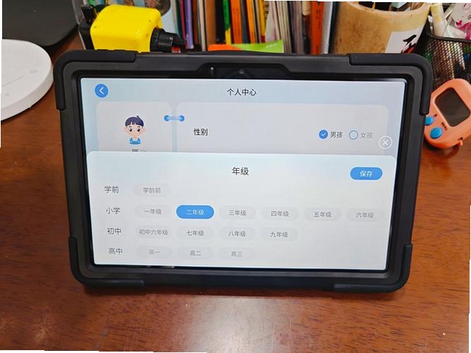学生使用平板电脑查看成长记录界面