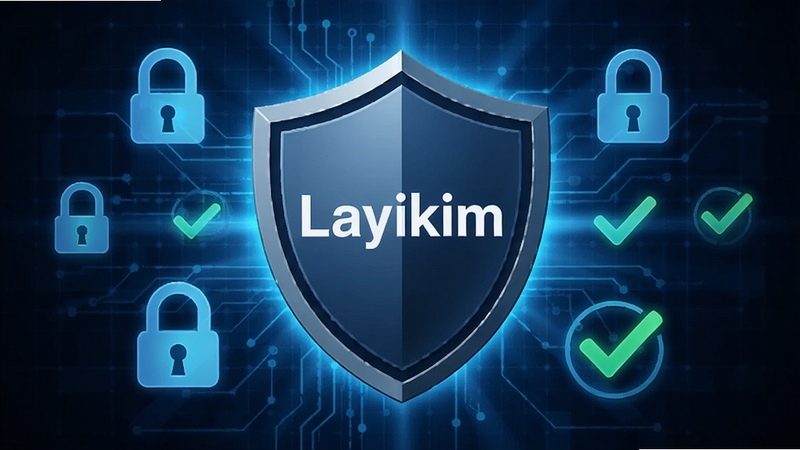 画面中央是一个盾牌形状的图标,盾牌表面有Layikim的文字标识,盾牌周围环绕着锁形图标与勾选标记。背景为深蓝色科技网格纹理,光线从盾牌后方射出,营造出安全可靠的视觉隐喻,强调隐私保护与数据加密功能。