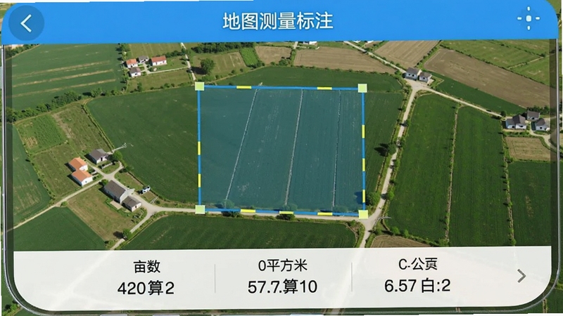 地图测量软件亩数换算界面,手机屏幕展示一块农田地块被勾选后,界面下方同时显示亩数、平方米、公顷三种单位数值,背景为乡村农田航拍地图,画面明亮清晰,突出地图测量与亩数换算功能,软件名称地图测量标注在界面上方