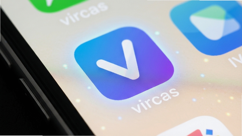vircas软件在手机桌面上的图标展示,图标为蓝紫渐变圆角方形,下方显示应用名称,背景为简洁的浅色手机桌面壁纸,周围有轻微光效点缀,整体呈现出干净清爽的移动应用视觉风格