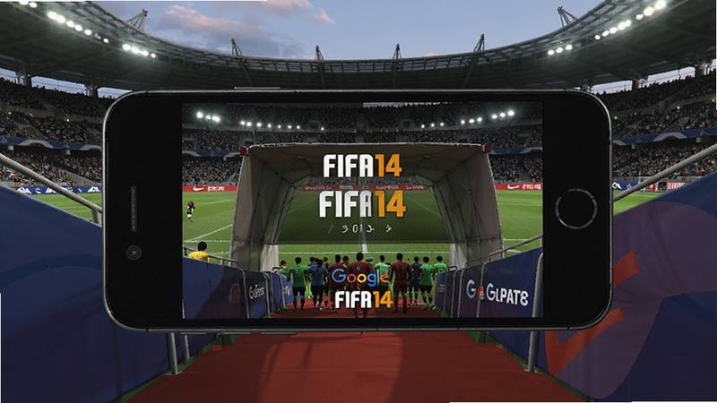 FIFA14原版安装器配合免谷歌补丁进入游戏画面,画面主体为手机屏幕显示足球比赛开始界面,背景为体育场全景与球员入场通道,色彩鲜艳写实,突出成功进入游戏的流畅体验