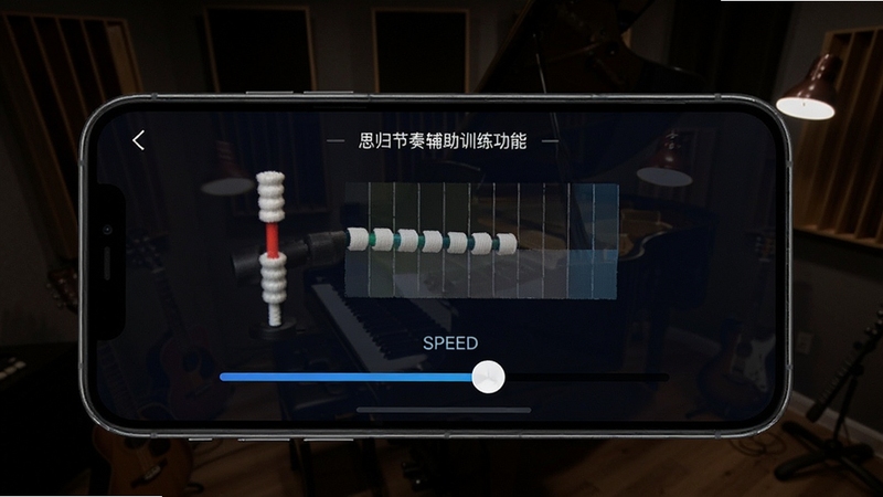 思归节奏辅助训练功能界面,手机屏幕显示节拍器摆锤动画与速度调节滑块,背景为深色练琴房环境,画面动感清晰,突出节奏训练的专注氛围