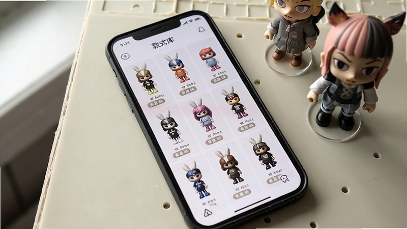 ����չʾ��������App�Ŀ�ʽ��ҳ�棬�ֻ���Ļ�ڳ�������״���еĳ��濨Ƭ��ÿ�ſ�Ƭ���й�������ͼ��ϡ�жȱ�ǩ������Ϊ�ɾ����װ�ɫ����̨���Ա߰ڷ�����ʵ�峱���ְ���Ϊ���գ���Ȼ��������룬�����������ʸ�
