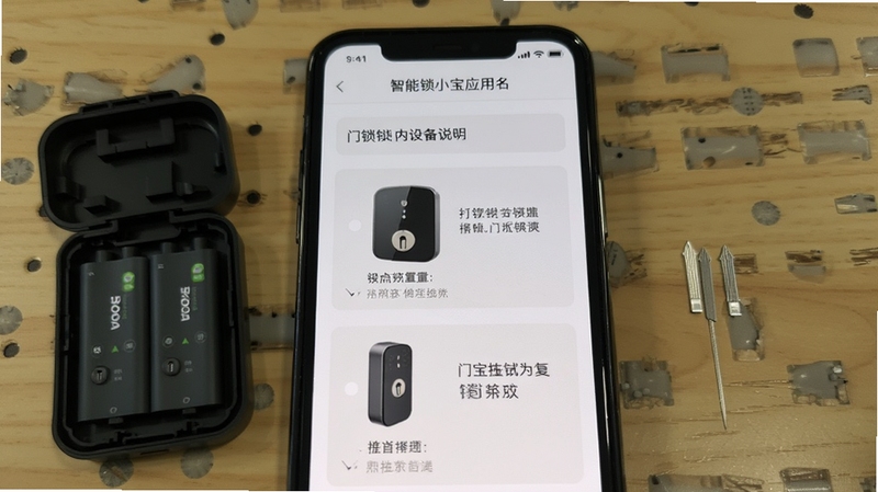 智能锁小宝应用内设备说明书页面截图样式,手机屏幕显示门锁复位步骤图文,背景为桌面上的门锁电池仓和卡针,画面清晰有序,适配Boogu模型生成