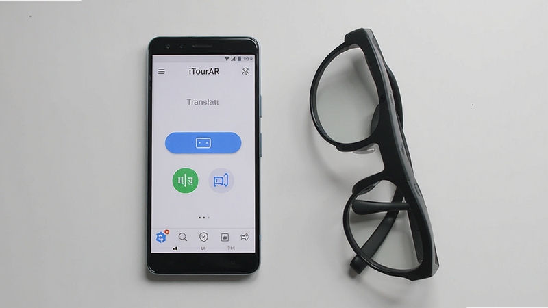 整体画面为一部安卓手机与一副AR智能眼镜并排摆放,手机屏幕显示iTourAR应用主界面,界面中央有设备连接按钮与翻译功能图标,背景为简洁的浅灰色桌面,光线柔和,构图居中,风格清爽写实,突出软件核心全貌