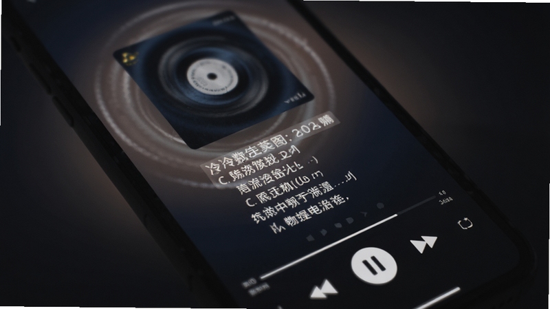 泠音乐播放界面特写,屏幕中央显示旋转的专辑封面与同步滚动的歌词文字,底部为播放控制按钮,背景为深色渐变并带有柔和光晕,整体氛围安静沉浸,手机以倾斜角度呈现,突出歌词高亮效果