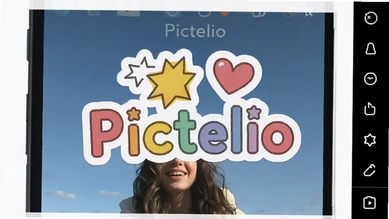 手机界面中一张照片上叠加了Pictelio的卡通贴纸与彩色文字,贴纸包括星星和爱心元素,文字带有描边效果,画面活泼有趣,背景为简洁的编辑工具栏,突出Pictelio的创意装饰能力