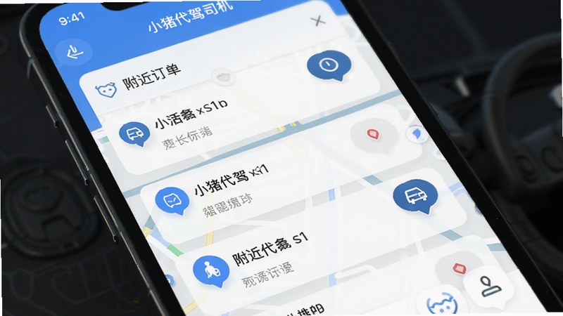 小猪代驾司机软件界面中附近订单列表展示,手机屏幕特写,地图背景上有多个订单气泡标记,简洁现代的UI设计风格,蓝色与白色为主色调,画面清晰明亮,适合应用商店截图展示