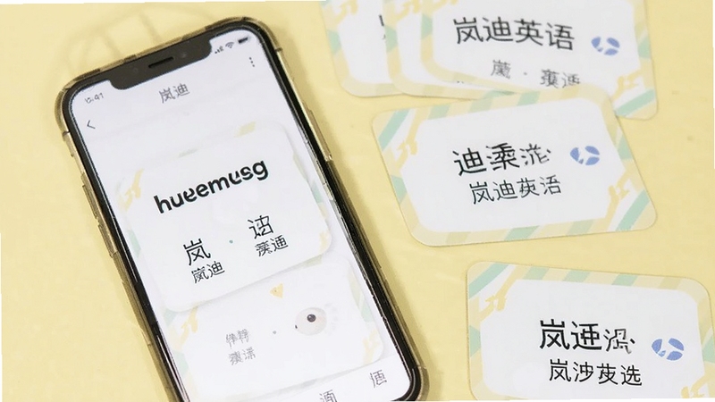 �������ᰵ�Ӣ�ﵥ�ʿ�Ƭ���棬�ֻ���Ļ����ʾӢ�ĵ������������壬�Ա�ɢ�伸�ŵ��ʿ�Ƭ������Ϊ����ɫ���棬�����ˬ����