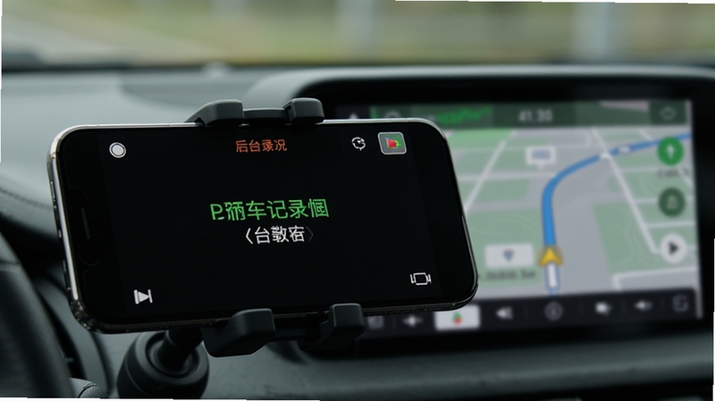 �����г���¼�Ǻ�̨����ʾ�⻭�棬�ֻ������ڳ���֧�ܣ���Ļ��ʾ¼�ƽ����е�״̬��ʾ���Ա��е��������黯����������ɫ�����ȣ�ͻ�������������ȶ�¼��