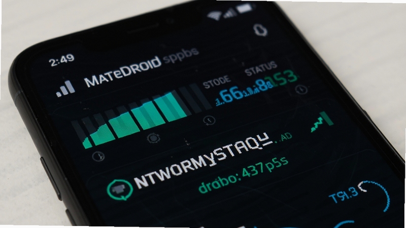 MateDroid应用内网络检测功能界面特写,手机屏幕显示信号强度条与网络状态文字,画面采用深色背景搭配青绿色高亮数据,风格简洁专业,突出工具属性