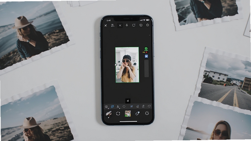 PhotoCraft 软件主界面全貌展示,画面中央是手机屏幕中的图层编辑工作区,背景为浅灰色桌面与散落的照片素材,整体风格清爽现代,突出移动修图工具的核心定位