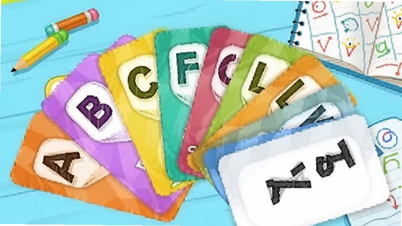 一个以学英语背字母软件为主题的插画,画面中央是放大的彩色字母卡片A到Z呈扇形展开,背景是浅蓝色书桌场景,桌上有铅笔和练习本,整体风格清新明快,适合儿童教育类应用宣传图