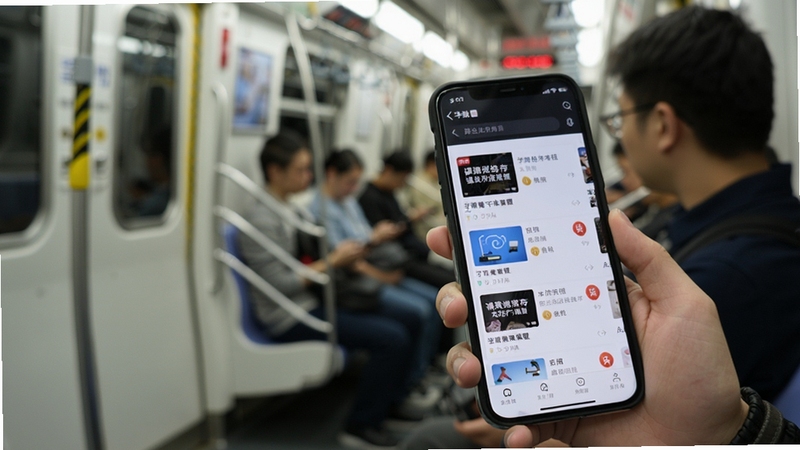 学舫离线缓存功能展示图,画面中手机屏幕显示已下载完成的课程列表与离线标识,背景为地铁车厢内景的虚化处理,人物手持手机,整体氛围轻松日常,体现碎片化学习场景