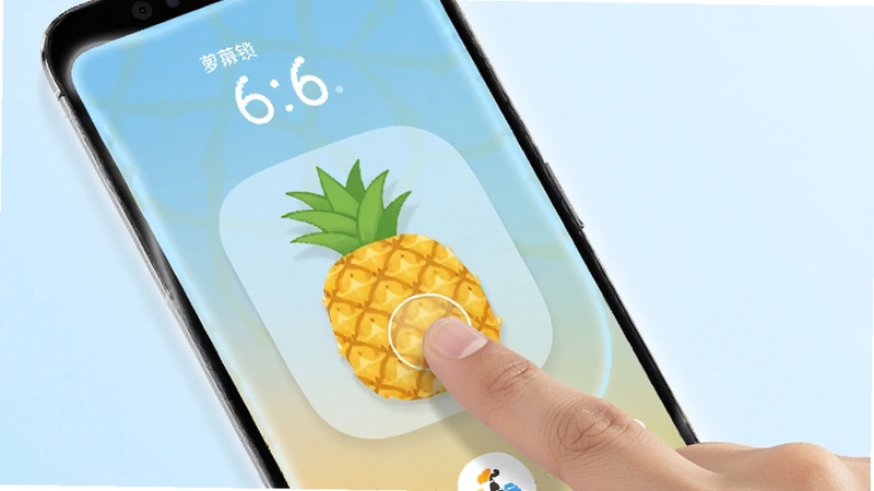 菠萝锁屏的一键锁屏功能操作示意图,画面展示一部安卓手机屏幕,桌面上放置着一个菠萝形状的桌面小组件,一只手指正点击该组件,屏幕边缘有轻微的熄灭动效光晕,背景简洁干净,色调以浅蓝和暖黄为主,突出操作直观简单的特点