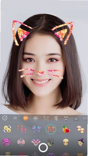 B612咔叽相机 v10.3.8 全新界面展示 手机屏幕显示自拍美颜效果