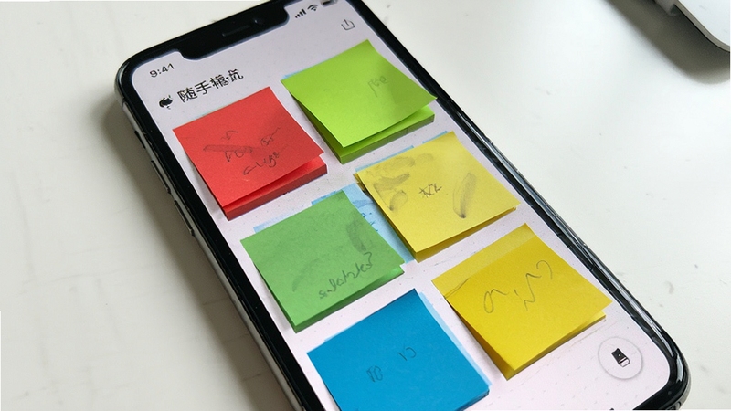 随手便签记事本彩色便签排列展示,手机屏幕上多张不同颜色便签卡片整齐排列,红绿蓝黄各色分明,背景为简洁白色桌面,体现视觉分类管理功能