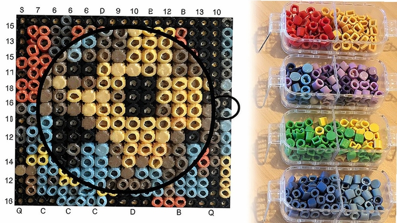 Perler拼豆图纸生成器像素豆画放大显示带坐标编号的拼豆网格图纸,局部区域高亮,旁边摆放分类好的彩色拼豆颗粒,画面细节清晰