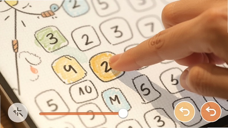 数字涂色绘本填色操作特写,手指正在点击画布上的数字区域,界面显示缩放滑块与撤销重做按钮,整体风格温馨治愈