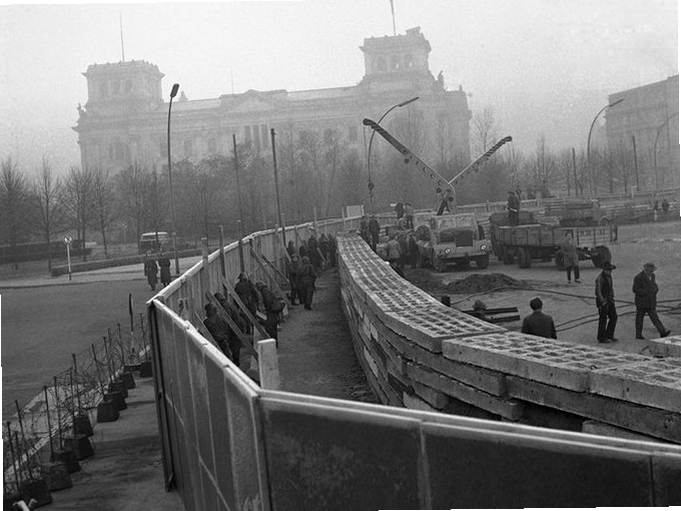 �ؼ��ʱ������ {����ǽThe Berlin Wall���԰����ֽ̳�}�����ֿɸ�����ƪ����ȫ�����ݣ�����������ͼ