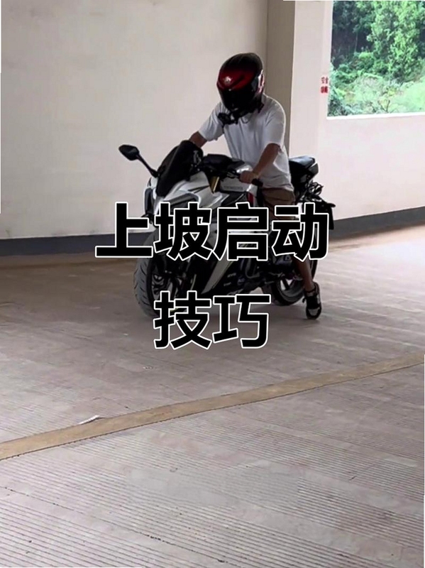 摩托车场地障碍赛电脑版新手驾驶操作技巧,画面显示车手在土坡跳跃动作