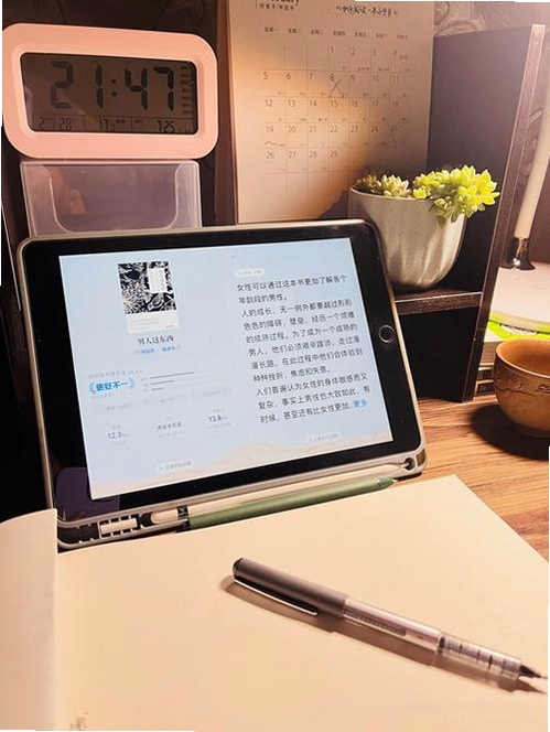 用户正在平板电脑上观看纪录片,旁边放着咖啡,关键词必须包含 {难以接受的真相 观看场景}