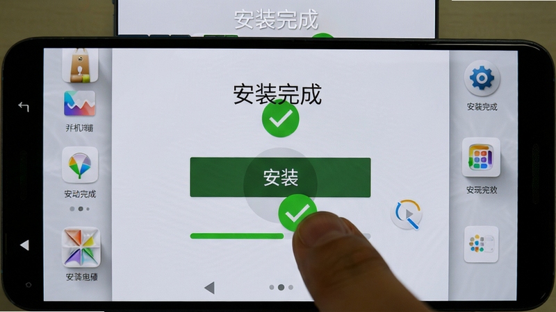 再玩亿关手机安装界面截图,画面显示一个安卓手机屏幕,屏幕中央出现“安装”按钮,手指正在点击,周围有绿色对勾和进度条,背景为浅灰色桌面,上方提示“安装完成”,整体风格写实,清晰展示操作步骤,无文字水印