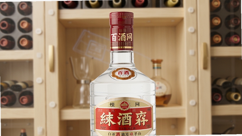百酒网白酒资讯平台主界面预览图,画面中央展示一款经典白酒瓶身特写,背景为淡雅的米色酒柜,整体风格简洁专业,突出白酒文化与现代科技结合的质感,画面清晰明亮,适合作为软件介绍首图