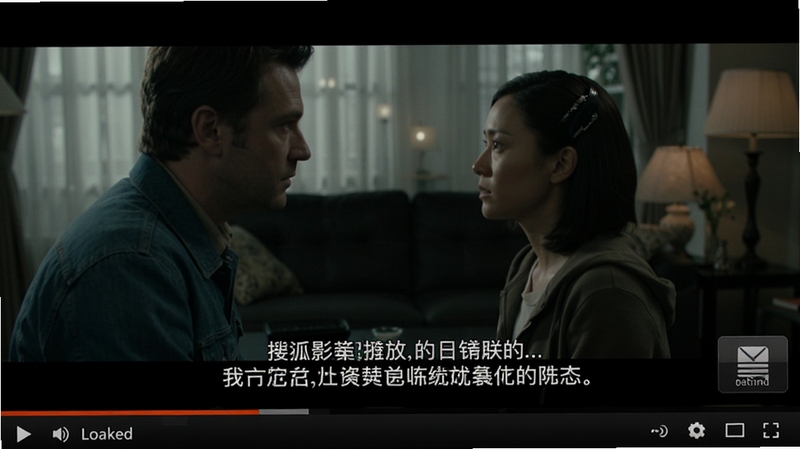搜狐影音播放器正在播放外语电影,屏幕下方显示加载好的中文字幕,字幕清晰可读,播放器右下角有字幕设置菜单图标,背景为深色客厅环境。
