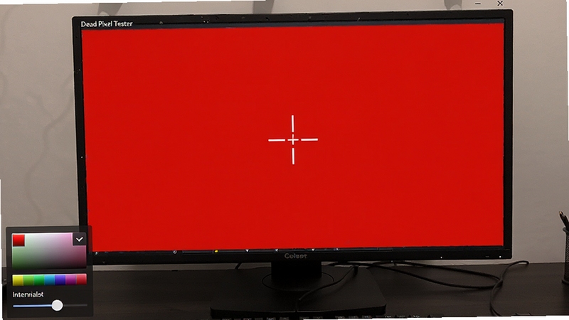 Dead Pixel Tester ���н��棬��ʾ��ɫ��ɫȫ�����棬��Ļ������һ����ɫʮ��׼�ǣ����½�����ɫѡ�����ͼ�����ڻ��飬�����࣬����Ϊ��ɫ���棬ͻ����Ļ��ʾЧ��