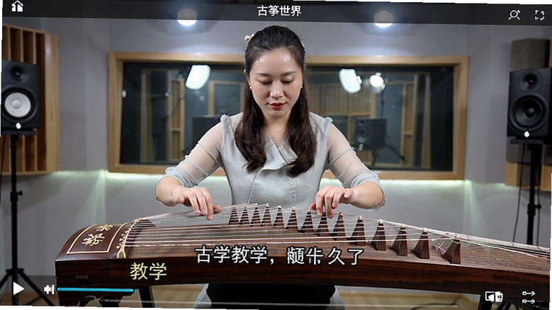 ��������������ʦ��ѧ��Ƶ���Ž��棬������һλ������ʦ����ʾ��ָ������Ļ���н�ѧ��Ļ�ͼ�����ʾ������Ϊ¼�����񣬹���������ͻ���������ƹ�������