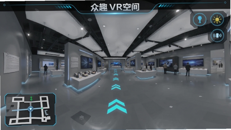 众趣VR空间导航界面,屏幕显示一个室内展厅的全景图,左下角有迷你地图,地面有箭头指示行走方向,右上角有热点图标,整体界面科技感强,标注软件名称。