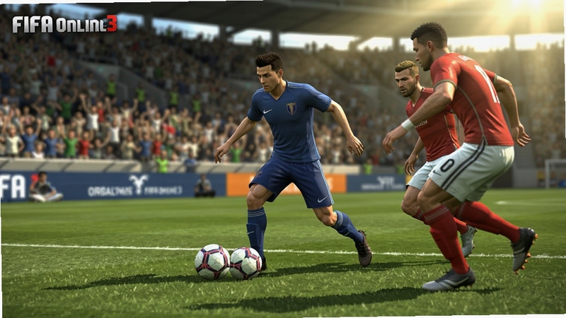 FIFA Online 3 比赛进行时截图,球员带球突破,防守队员紧跟,球场草皮纹理清晰,看台观众模糊,画面动态感强,阳光照射,氛围紧张刺激,包含FIFA Online 3 游戏画面