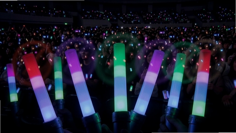 THE BOYZ Light Stick �ƹ�ͬ��Ч��չʾͼ��ӦԮ���ںڰ��з�����ʹ�Ч���������̽��䣬��Χ�й������ӣ��������ݳ������ϯ���ƹ��纣������������ͻ��ͬ��Ч��