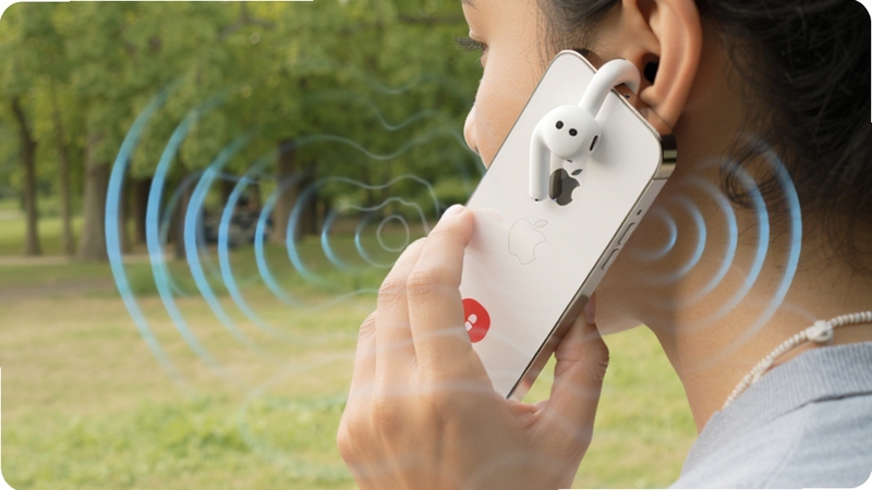 Apple网络电话高清语音通话功能特写,画面中一位用户戴着AirPods在户外使用iPhone通话,背景虚化,周围有细微的声波动态特效,色彩明亮,展现清晰流畅的通话体验,突出软件强大降噪能力
