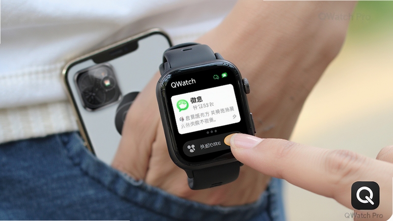QWatch Pro��Ϣ֪ͨ���ܳ���ͼ�������ֱ���Ļ��ʾ΢����Ϣ��Ƭ���û���ָ�����ݻظ���ť������Ϊģ���Ļ��⻷�����ֻ����ڿڴ��У�ͻ����ݸ�Ч��������Ȼ���������QWatch ProӦ��ͼ��ˮӡ
