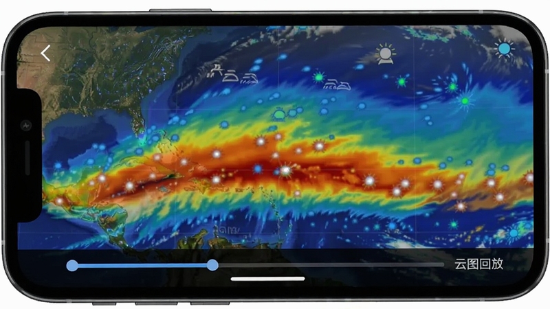 手机屏幕上卫星天气应用正在播放云图动画,画面中云层从西向东移动,色彩层次分明,底部有时间轴进度条,旁边注有“云图回放”字样,界面清晰直观,展示软件强大的动态监测功能。