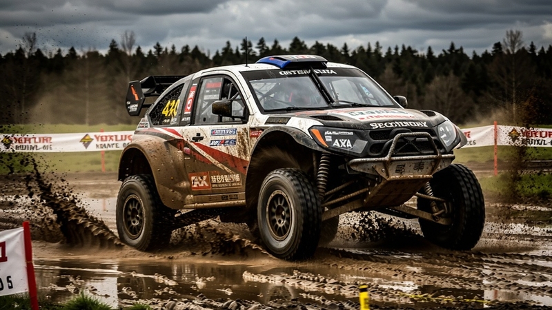 4X4ԽҰ����������ʻ����Ţˮ�ӵ�˲�䣬�ཬ�ɽ���������б������Ϊ��������������дʵ��񣬶�̬��ǿ