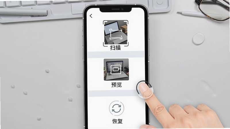 备忘录恢复操作流程图,画面主体为手机屏幕从上到下展示扫描、预览、恢复三个步骤的界面截图,背景区域为淡灰色工作台面,旁边有手指点击屏幕的动作示意,整体风格直观易懂