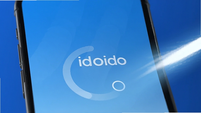idoido 应用启动页面特写,手机屏幕显示加载动画,背景为纯色渐变,画面右侧有一道光线划过,体现速度感与轻量特性,软件名称 idoido 以简洁字体出现在屏幕中央,整体色调以蓝白为主,适配 Boogu 模型生成。