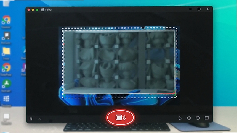 抠抠视频秀屏幕录制功能演示图,画面中软件正在录制一个矩形选定区域,区域边缘有虚线框标识,录制按钮呈红色高亮状态,背景为电脑桌面,整体色调明亮,突出录制功能的直观操作