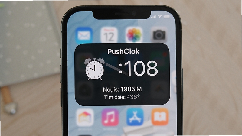 PushClok桌面小组件展示图,手机主屏幕上显示PushClok的小组件,包含闹钟时间和倒计时信息,背景为简约桌面壁纸,突出便捷性